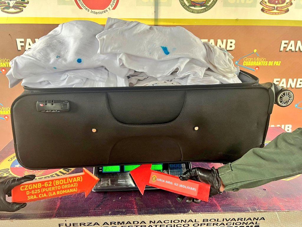📣 #Importante Seguimos combatiendo el narcotráfico!!! GNB en estado Bolívar incauta más de 25kgs de presunta Cocaína impregnada en prendas de vestir, perteneciente a un sujeto con doble nacionalidad (dominicano-venezolano), oculta en equipaje personal, quien se dirigía en