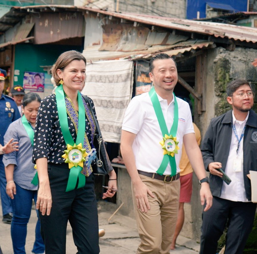 LaureBeaufils's tweet photo. Wonderful morning in @valenzuelacity Brgy Canumay East w/ Mayor @wesgatchalian and United Libis Homeowners Assocation. 

Super proud that 🇬🇧 (w/ 🇨🇦) is supporting this extra-ordinary community as it builds up its resilience to urbanization &amp; climate change. 

🇬🇧🤝🇵🇭 https://t.co/YVQKlUqYCG