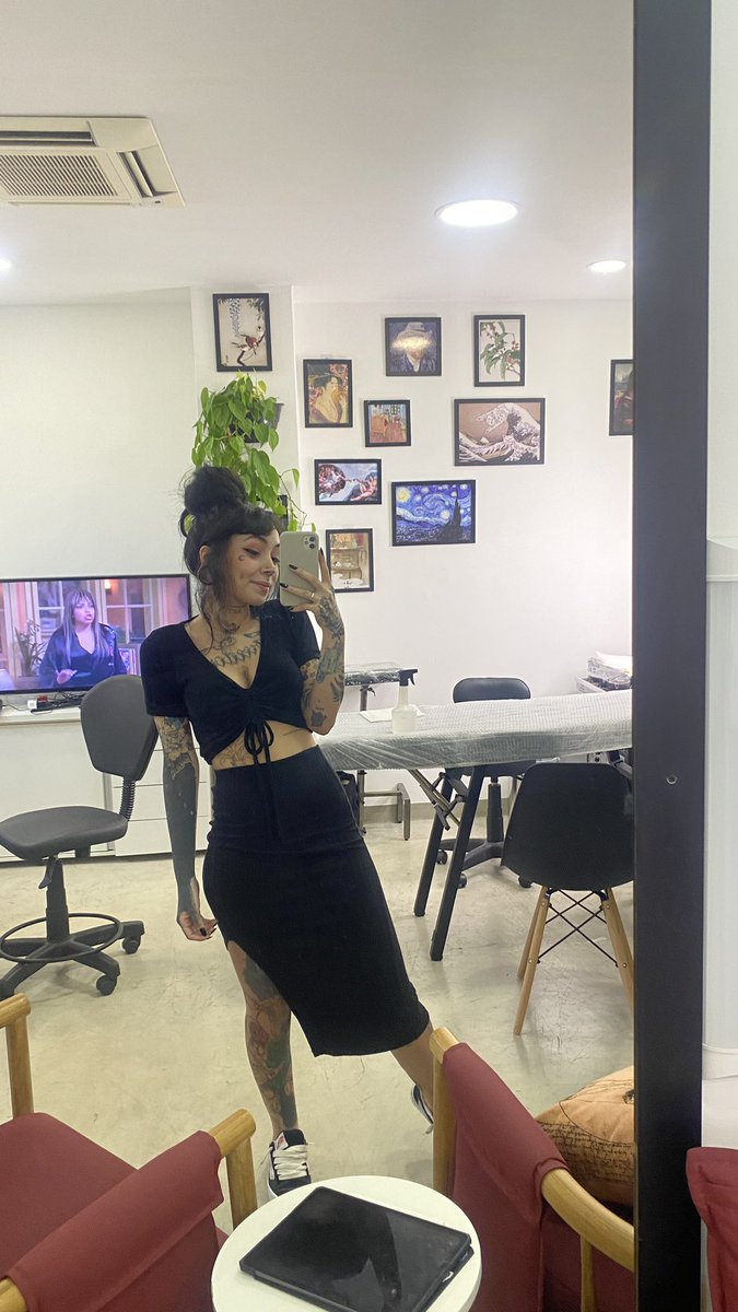 Anymoon_ink's tweet photo. Meu ateliê está ficando lindo, fiz uma Tattoo linda e ainda eu e minha cliente maratonamos eu a patroa e as crianças, clientes amo vocês 🩷🩷 https://t.co/pmlfUUuRQK
