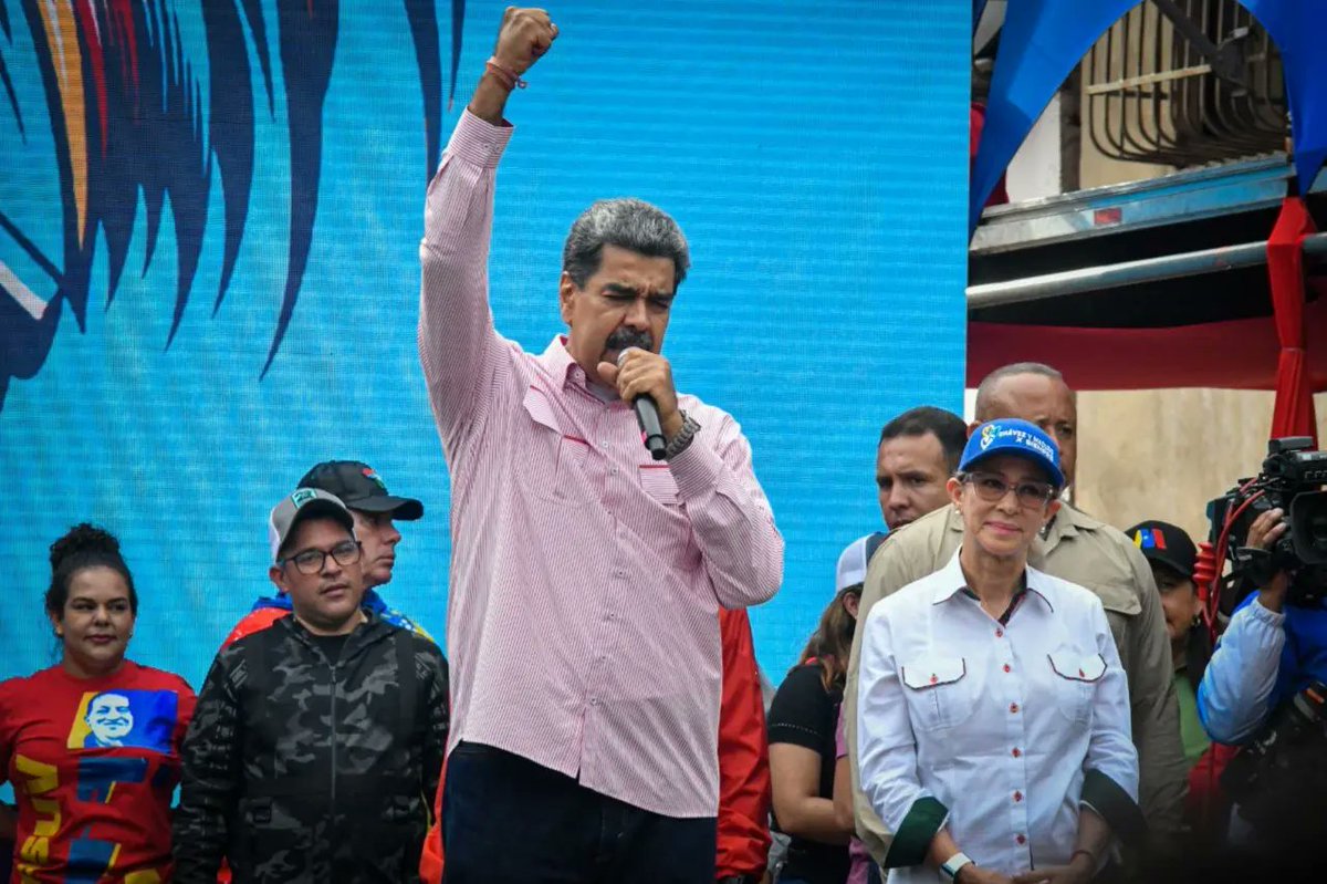 Nahumfernandezm's tweet photo. ❤️🐓El pueblo chavista y rebelde de Antimano recibió con una inmensa muestra de amor al presidente @NicolasMaduro, quien con alegría saludó a estos valientes hombres y mujeres que día a día demuestran que Venezuela ha crecido ante las adversidades. 

#CombatientesConNico https://t.co/yPeVw53sNJ
