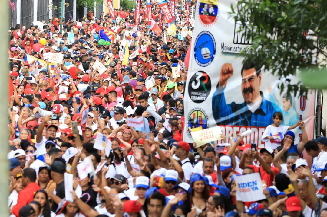 Nahumfernandezm's tweet photo. ❤️🐓El pueblo chavista y rebelde de Antimano recibió con una inmensa muestra de amor al presidente @NicolasMaduro, quien con alegría saludó a estos valientes hombres y mujeres que día a día demuestran que Venezuela ha crecido ante las adversidades. 

#CombatientesConNico https://t.co/yPeVw53sNJ