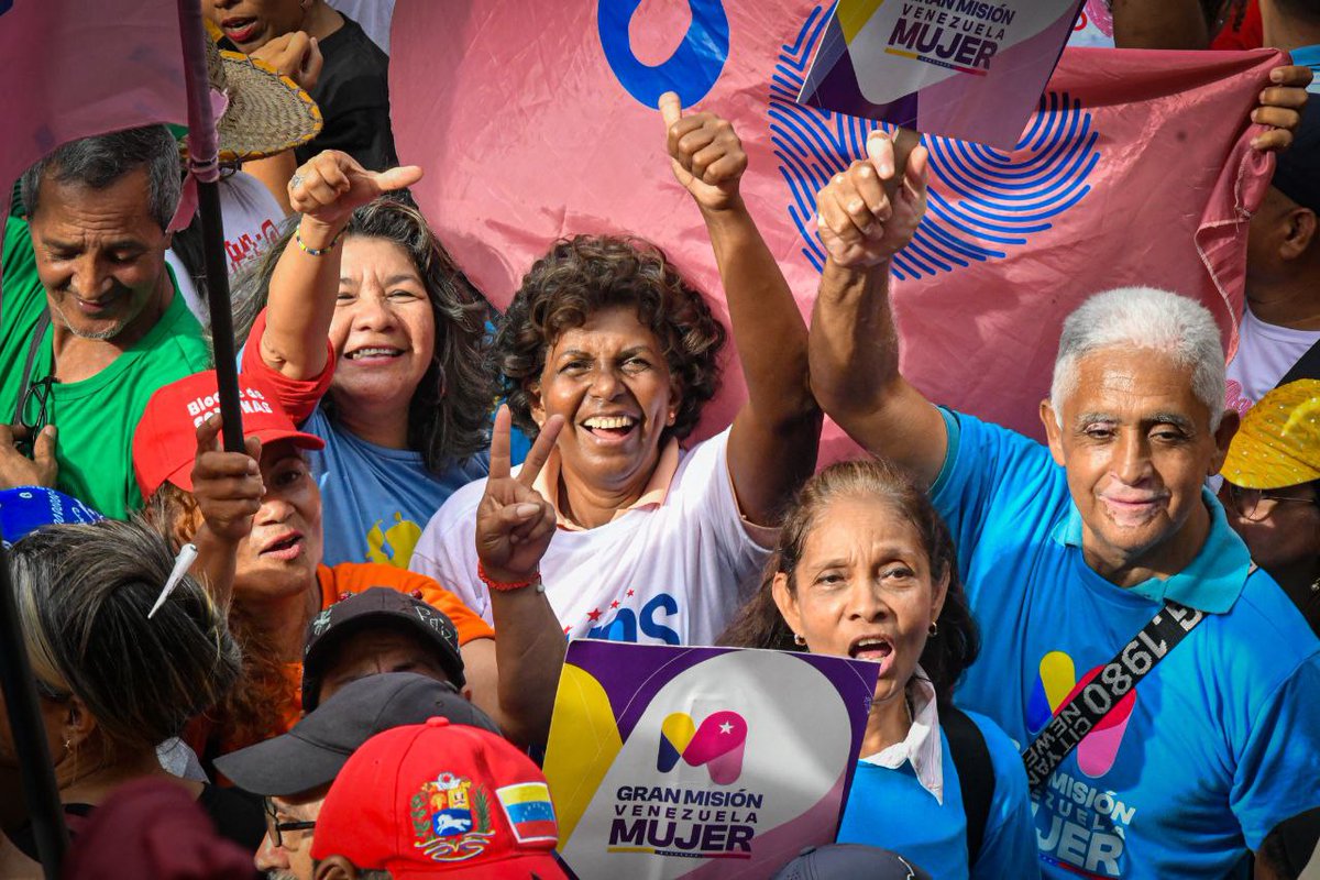 Nahumfernandezm's tweet photo. ❤️🐓El pueblo chavista y rebelde de Antimano recibió con una inmensa muestra de amor al presidente @NicolasMaduro, quien con alegría saludó a estos valientes hombres y mujeres que día a día demuestran que Venezuela ha crecido ante las adversidades. 

#CombatientesConNico https://t.co/yPeVw53sNJ