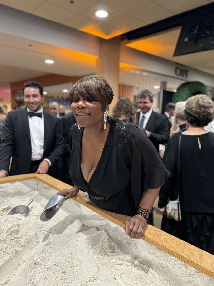 PortiaYoung's tweet photo. At the #ZooBall benefiting @ZooMilwaukee, and I did the diamond dig and found 1 of 2 diamonds!💎 https://t.co/H0dMw8yoye
