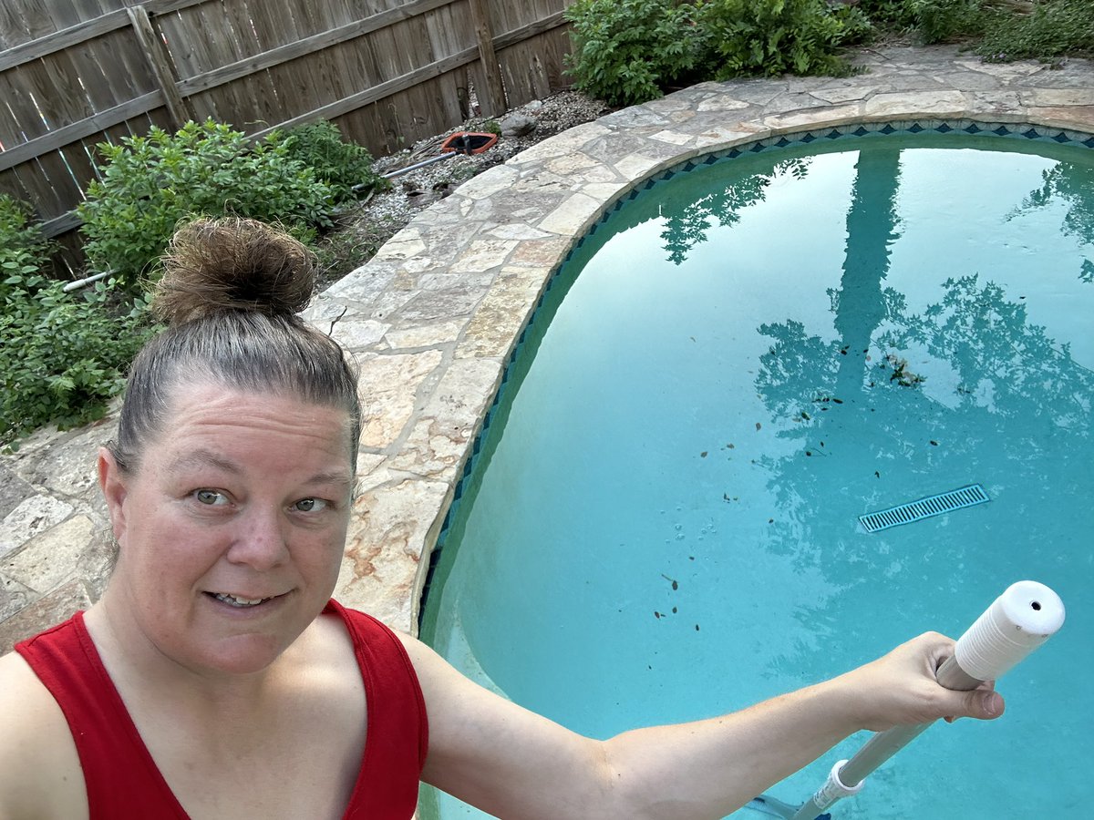 RomeroReads's tweet photo. @NISDHoffmann 
Spring cleaning selfie - brushin’ the pool
#hawksonholiday https://t.co/FpONYZwcxS