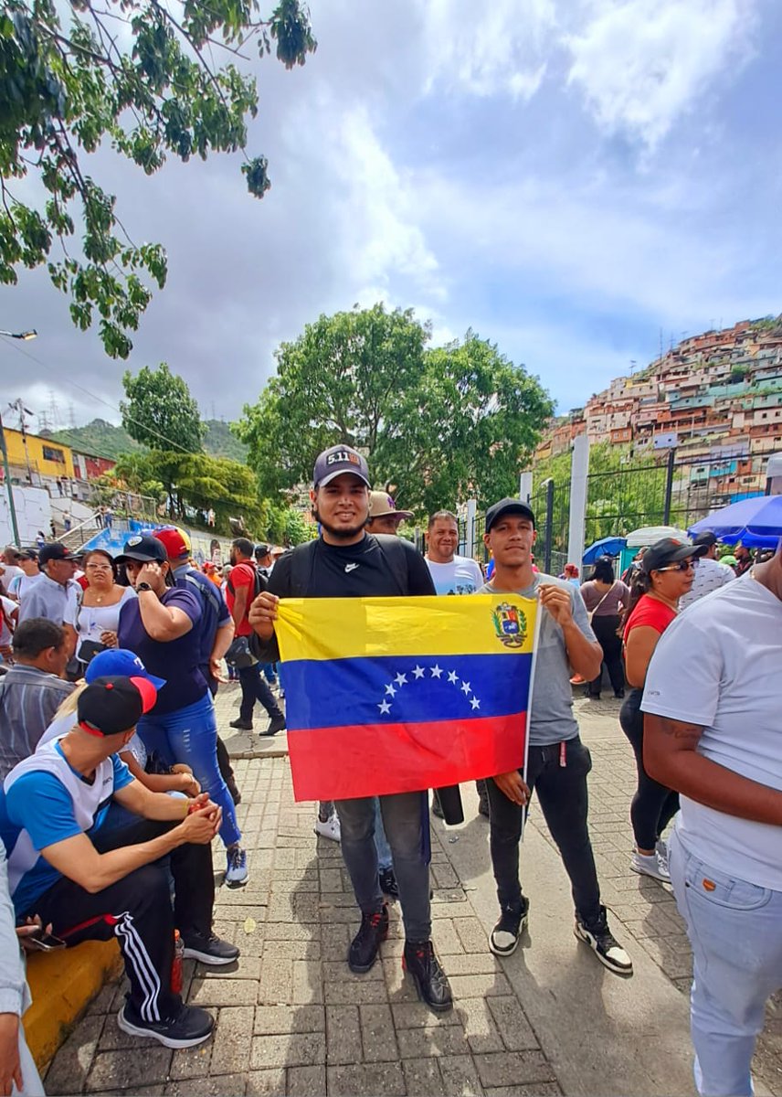 LogicasaOficial's tweet photo. #22Jun || ¡#CombatientesConNico!🫶

El pueblo de Antímano, en Distrito Capital, se desbordó en las calles  con alegría y patriotismo para ratificar su compromiso con la lucha revolucionaria.

¡La esperanza está en la calle!📣 https://t.co/2hUYyfVrdv