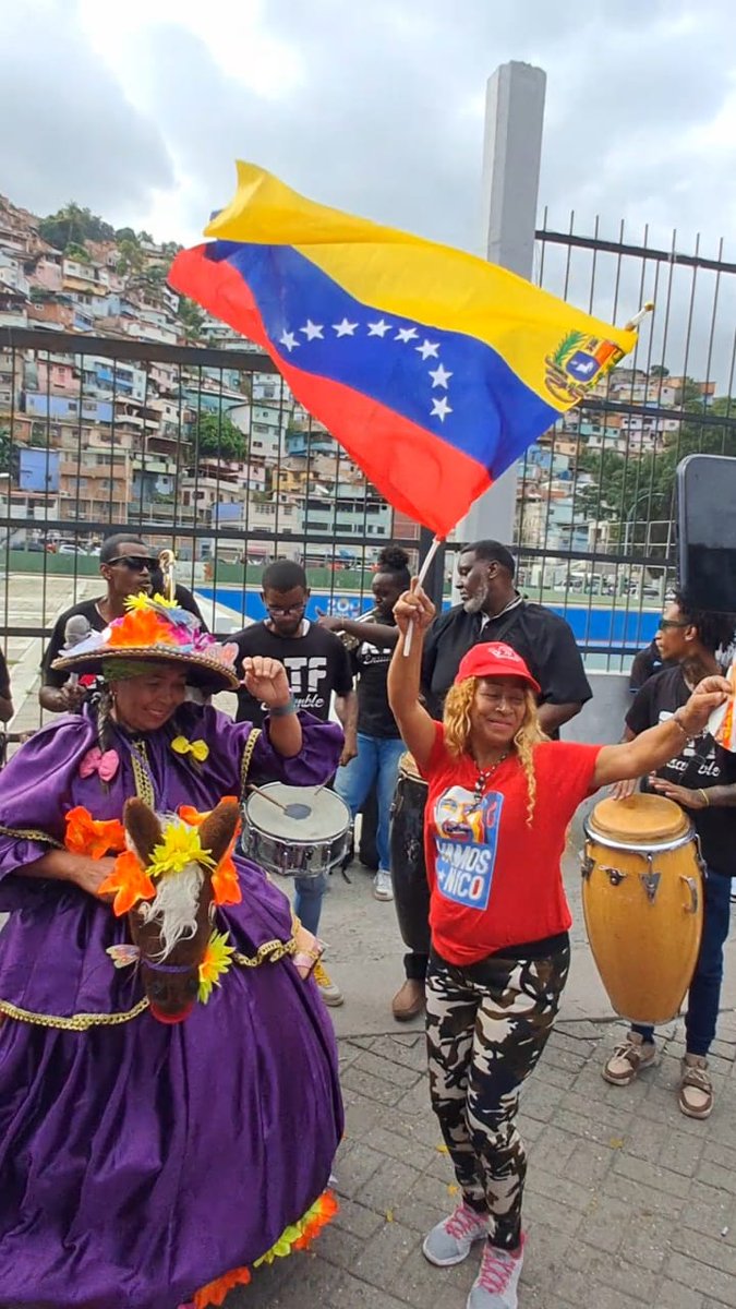 LogicasaOficial's tweet photo. #22Jun || ¡#CombatientesConNico!🫶

El pueblo de Antímano, en Distrito Capital, se desbordó en las calles  con alegría y patriotismo para ratificar su compromiso con la lucha revolucionaria.

¡La esperanza está en la calle!📣 https://t.co/2hUYyfVrdv