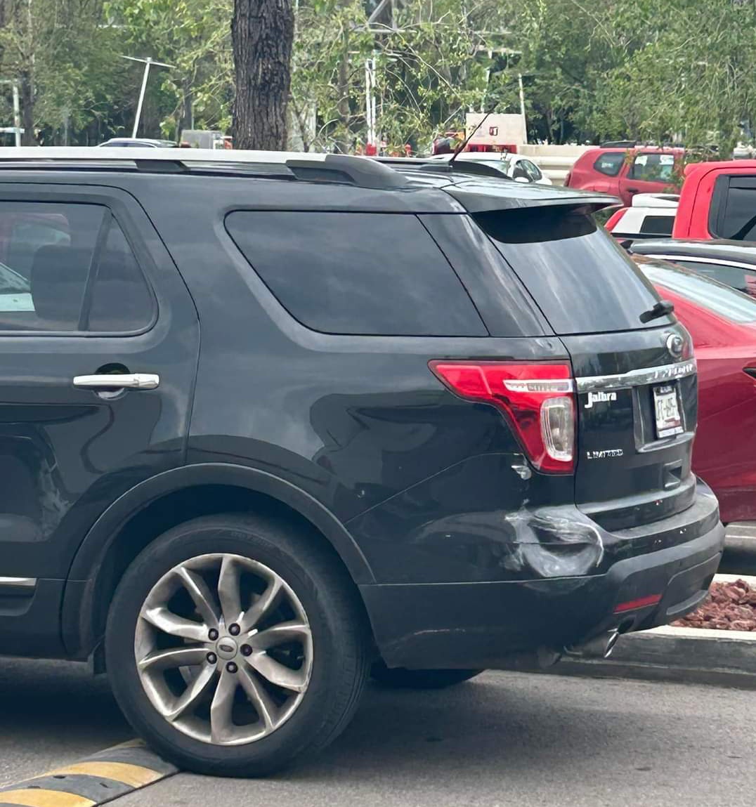 Hechizero_38's tweet photo. ⚠️ SERVICIO SOCIAL ⚠️ 
Si acudiste a Costco en esta Explorer negra la persona que te dió el golpe es la camioneta blanca de la imagen...🤨 https://t.co/0FJHUuIFf3