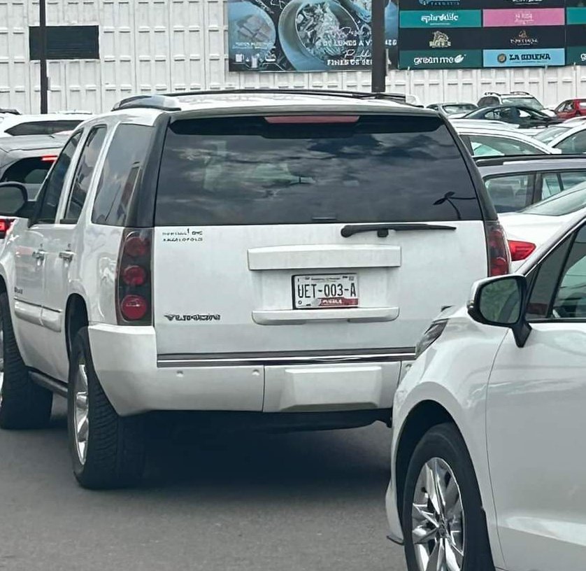 Hechizero_38's tweet photo. ⚠️ SERVICIO SOCIAL ⚠️ 
Si acudiste a Costco en esta Explorer negra la persona que te dió el golpe es la camioneta blanca de la imagen...🤨 https://t.co/0FJHUuIFf3