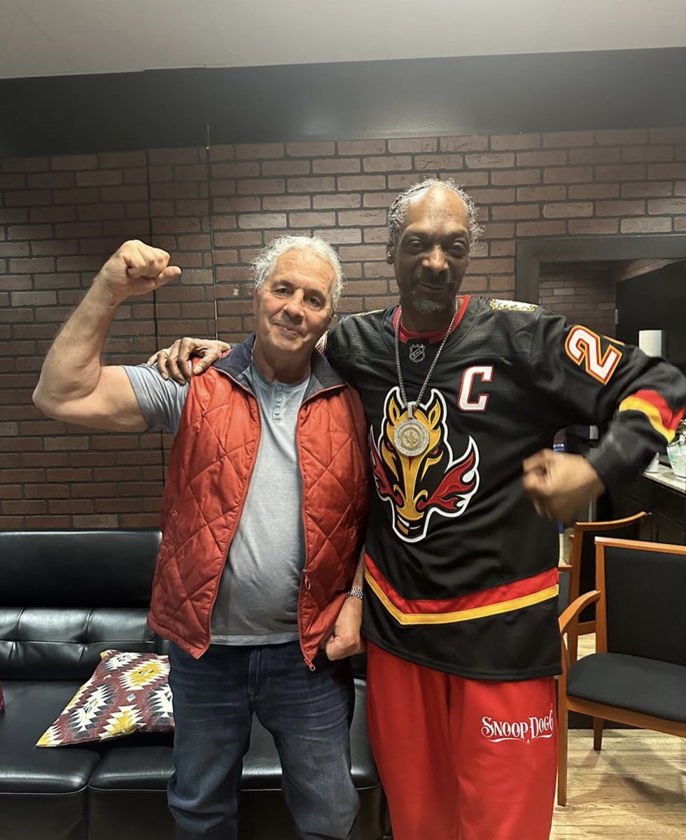 What a pair 💪  Jersey is 💯 <a href="/SnoopDogg/">Snoop Dogg</a> 

📸: Bret Hart on IG (brethitmanhart)