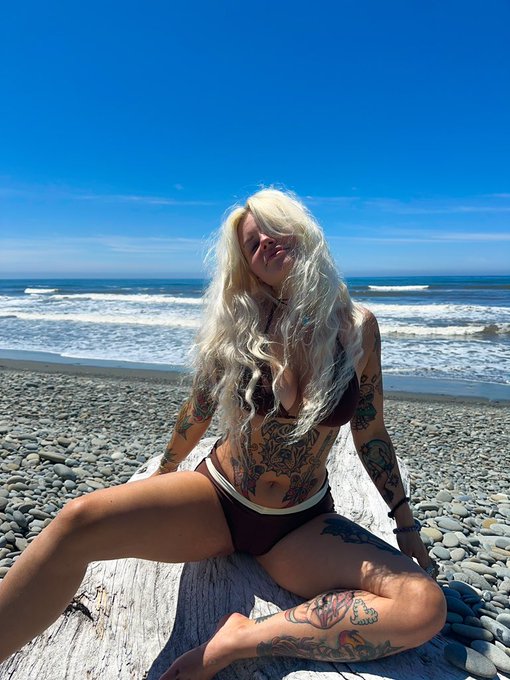 🌊✨🦋👙 https://t.co/9TFz9o8QWW