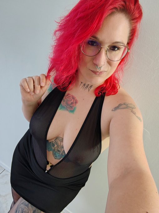 Je viens de rentrer de ma soir&eacute;e en club lib ! Et m&ecirc;me que j'ai fait sauter la jupe pour avoir moins<a href="/tag/vendrediseins"class="tags"><span>#vendrediseins</span></a>