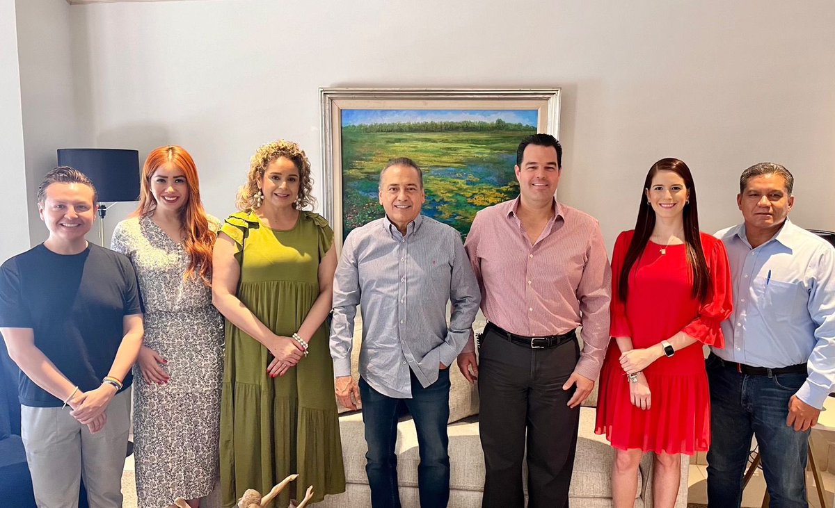 Un gusto coincidir con la síndica, regidores priístas de #Hermosillo <a href="/BlancaColosio/">Blanca Colosio</a>, <a href="/qkaraMacara/">Soy la Tere Gallego</a>, <a href="/danieldelsolr/">Daniel del Sol</a>, <a href="/aaronramirez_06/">ARON RAMIREZ PERALTA</a>, @cassandralm8 y el presidente del @CDEPRIsonora <a href="/rogeliodbr/">Rogelio Manuel Díaz Brown R.</a> con quienes platiqué sobre la importancia de hacer equipo en beneficio de la ciudadanía