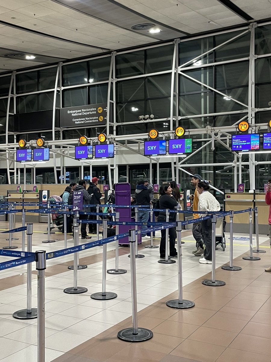 kaoca1984's tweet photo. Más de 50 personas abandonas por @SKYAirline_CL en el aeropuerto De Santiago. No se da información. Personas desde el martes intentando llegar a Balmaceda. Terrible situación @ddivisadero @ViaAustral @municoyhaique https://t.co/a2oRp6vtQa