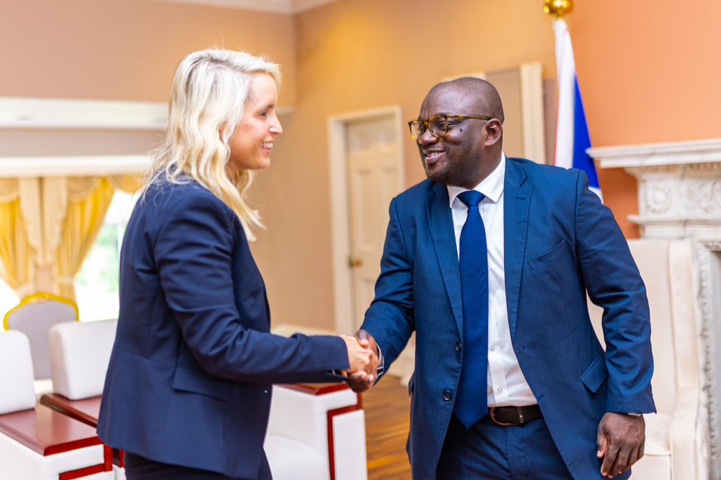 MahimbaliK's tweet photo. Wiki hii nilipata fursa ya kukutana na Afisa Mtendaji Mkuu wa @Heliumone1 Bi. Lorna Blaisse nikiwa hapa jijini London, Uingereza. Pamoja na timu yangu, tumepata taarifa ya kazi nzuri inayoendelea kufanywa na kampuni hii katika kuikuza sekta ndogo ya gesi ya Helium. Tumewapongeza na kuwahakikishia kuendelea kuwaunga mkono katika majukumu yao.

Kipekee tunapenda kuupongeza ubalozi wa Tanzania nchini Uingereza kwa kazi kubwa wanayoifanya katika kuvutia uwekezaji nchini, hususan kwenye sekta ya madini. Mhe. Balozi @MbelwaK amekuwa kiongozi wa mfano na wa kuigwa katika kuunganisha sekta binafsi na serikali. Kuna masuala mengi yenye tija tunayoshirikiana na ofisi yake, kama vile kuwajengea uwezo watumishi wa sekta ya madini katika masuala ya Jiolojia, Jiomolojia na uchanganuzi mkubwa wa taarifa (big data analysis), kuangalia namna ya kuvutia mitaji zaidi nchini kwenye sekta ya madini, pamoja na ushiriki wetu kwenye majukwaa ya kimataifa kama vile ya Chatham House na Financial Times Mining Summit.

Wizara ya Madini itaendelea kushirikiana na wadau wa maendeleo wa ndani na nje ya nchi. Madini ni maisha na utajiri kwetu.

#MadiniYetu #EconomicDiplomacy #MadiniNiMaishaNaUtajiri #TanzaniaMining #Mining4Development