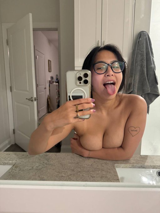F*CK IT SENDING MY S3XTAPE TO EVERYONE WHO LIKES https://t.co/BzDNne3hFO