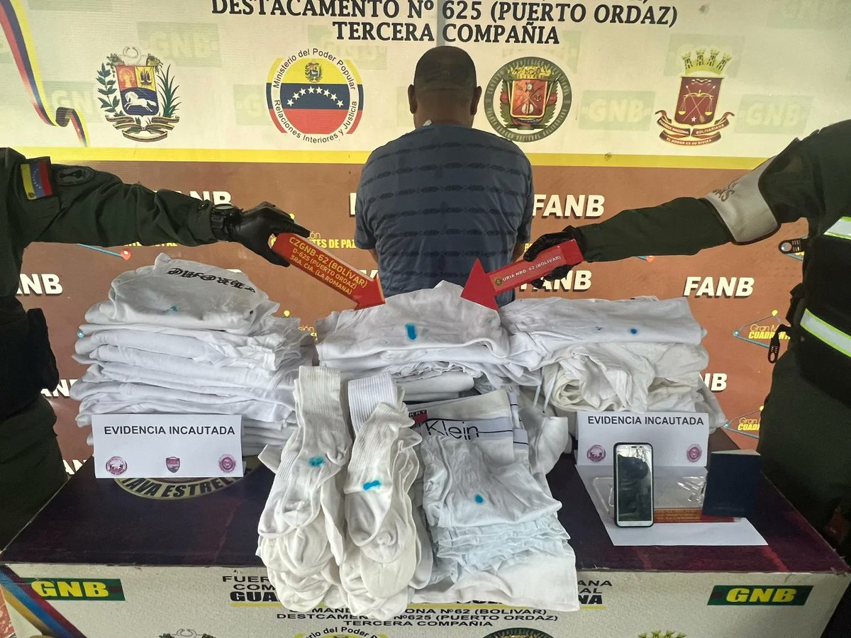 La FANB en el PAC La Romana, en el estado Bolívar, capturó a un ciudadano con doble nacionalidad (Dominicano - Venezolano), a quien se le incautó 25,545 Kg de presunta cocaína líquida, impregnada en prendas de vestir, oculta en el equipaje. A/O del Ministerio Público.