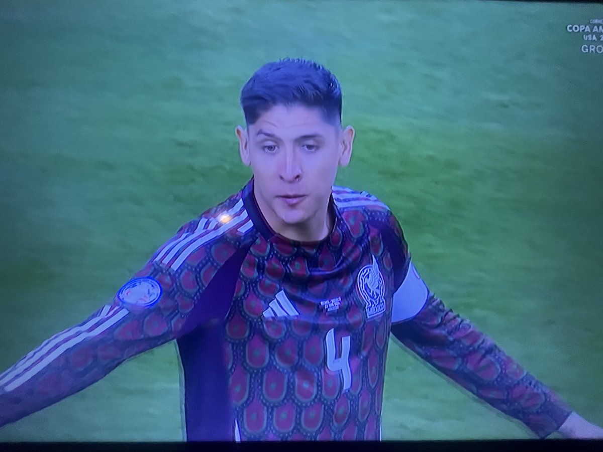 lambom2's tweet photo. Mexico’s Capt ⁦@EdsonAlvarez19⁩ picks up an injury and limps off in tears helped by medics! ⁦@copaamerica_ENG⁩ https://t.co/1wYy09bTHz