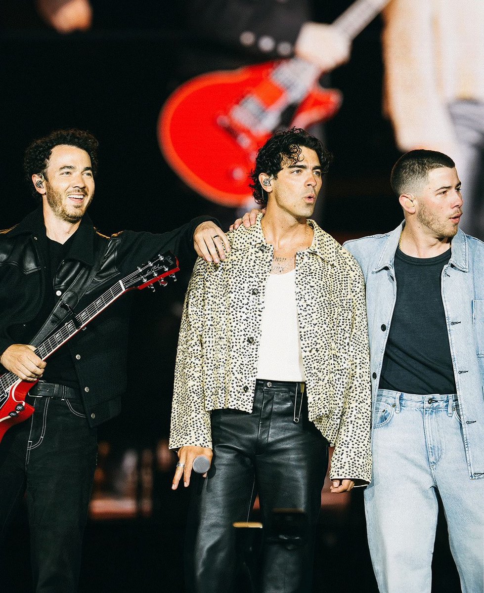 thejonasgirl's tweet photo. se rompió la maldición del pelado. los 3 juntos en un show. fin del trauma. https://t.co/fQnXlJyEOB