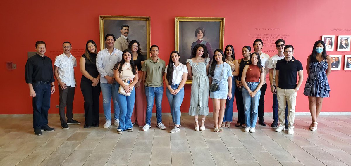 Este 22 de junio, los estudiantes de la materia Derecho de la Propiedad Intelectual, a cargo de los profesores Rhina Garcia y Edwin Espinal Hernández, realizaron una visita guiada a la exposición permanente "Génesis y Trayectoria " del Centro León en Santiago.