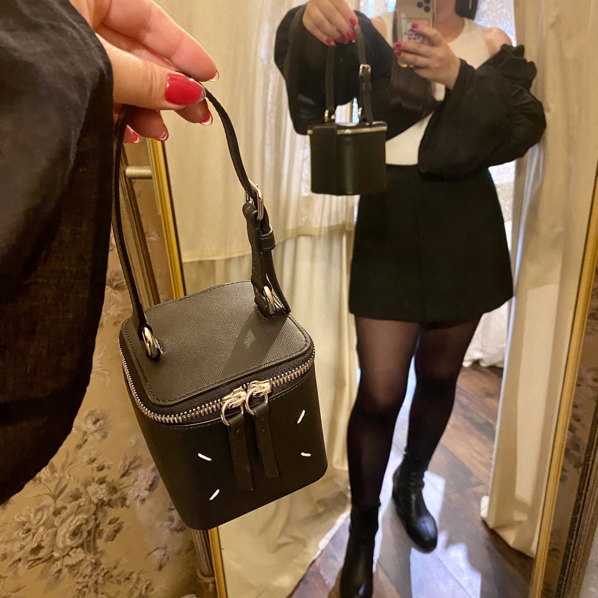 jckpt2011's tweet photo. open 13:00-17:00
本日も皆様のご来店お待ちしております♡
Maison Margiela
MICRO CUBE handbag
どうしよう!
すごくかわいいです♥
内ポケットにはミラーまで付いていて乙女心をくすぐります🪞
お手持ちのベルトがあれはショルダーにもなります!
#maisonmargiela
#microbag
#fashion https://t.co/AqfgBSoo0w