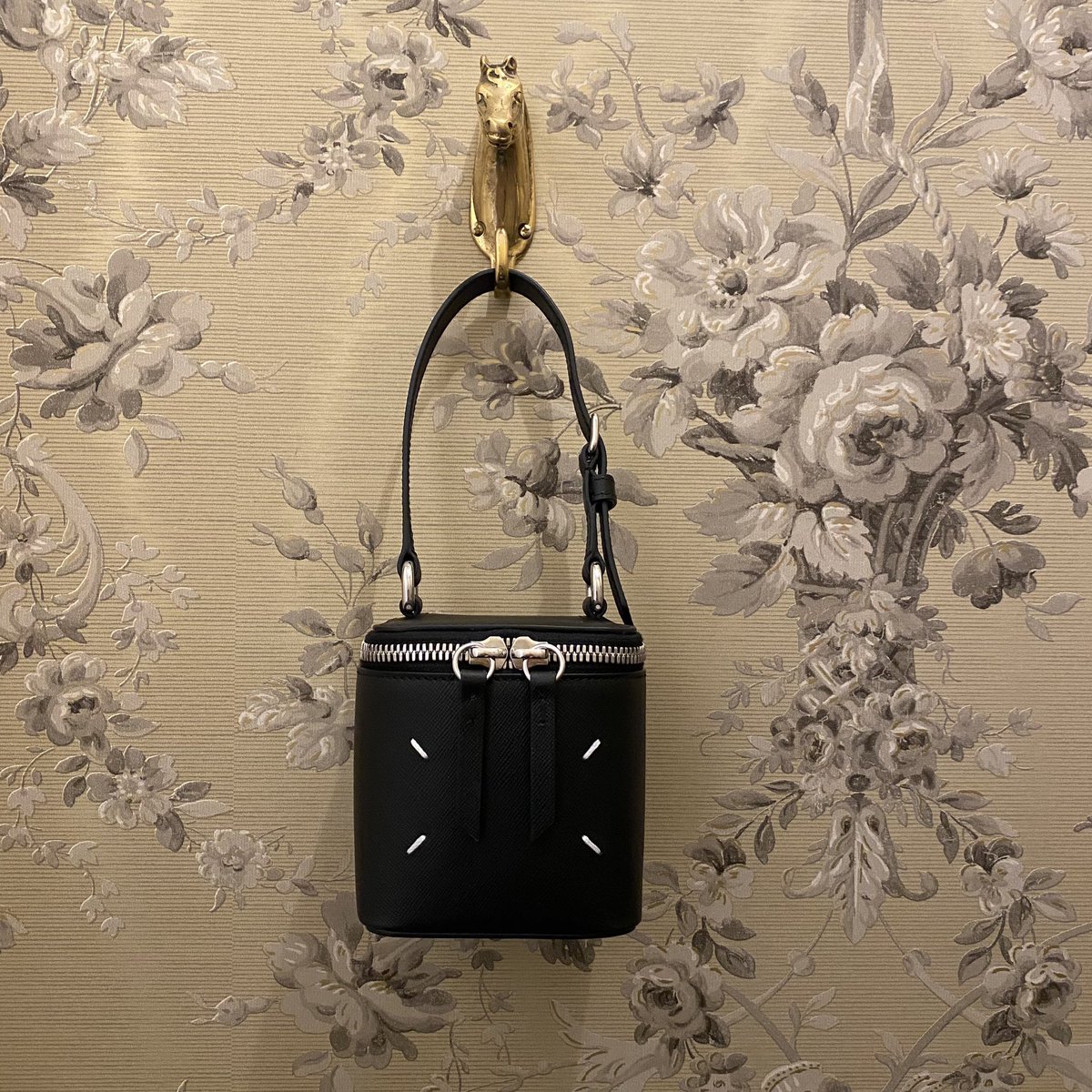 jckpt2011's tweet photo. open 13:00-17:00
本日も皆様のご来店お待ちしております♡
Maison Margiela
MICRO CUBE handbag
どうしよう!
すごくかわいいです♥
内ポケットにはミラーまで付いていて乙女心をくすぐります🪞
お手持ちのベルトがあれはショルダーにもなります!
#maisonmargiela
#microbag
#fashion https://t.co/AqfgBSoo0w