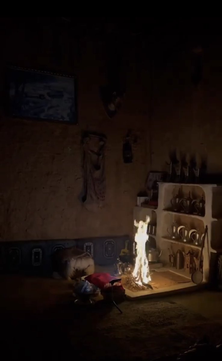 الله على مسوي الفنجال
بريةٍ نارها حيه

في دلةٍ خصرها ميّال
خصر العنود الهواويه

من خشمها اشقرٍ لا سال
يشدا خضاب السنافيه

والهيل عطره على ماقال
يسوى العطور الفرنسيه

والبن كيّف عليه البال
ولّا قنّد الراس تركيه

اطرب على شوفة العقّال
ودي بهم كل فجريه

عبدالله الواكد