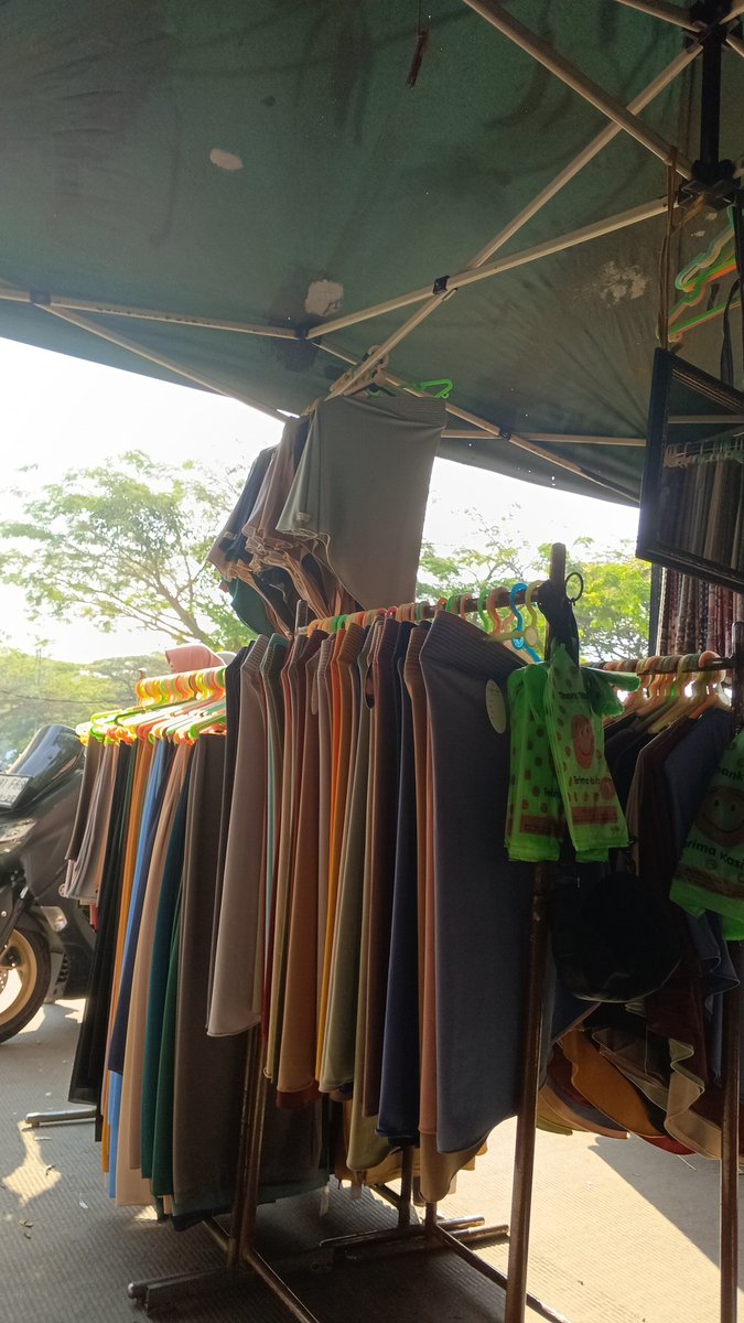 ekoh000's tweet photo. @Hanif_AF @crankygvrl Offline lebih enak, bisa cuci mata sekalian mantau mbak mbak pabrik fans Gilga https://t.co/UtmlHJ0Rmn