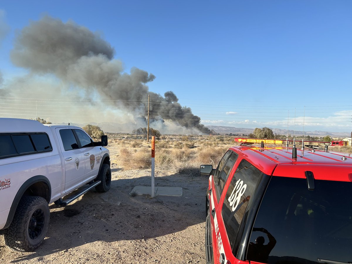 SBCOUNTYFIRE's tweet photo. #NeedlesFire: 

Fire at 203 acres, 60 in California, 143 Arizona (as of last aerial mapping)

🔥Forward of spread on California side has slowed, minimal additional FROS. 

🚒Firefighters continue to work on perimeter control, containment and structure defense. https://t.co/NkwxsGccfo