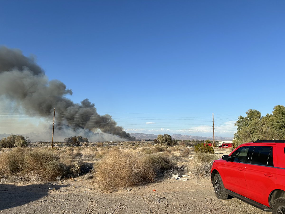 SBCOUNTYFIRE's tweet photo. #NeedlesFire: 

Fire at 203 acres, 60 in California, 143 Arizona (as of last aerial mapping)

🔥Forward of spread on California side has slowed, minimal additional FROS. 

🚒Firefighters continue to work on perimeter control, containment and structure defense. https://t.co/NkwxsGccfo