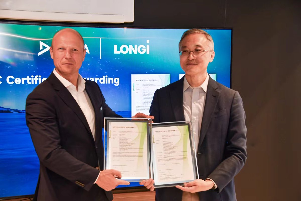 LONGi_Group's tweet photo. X简略版:
🎉🏆We are pround to announce that LONGi Hydrogen has been awarded two prestigious Assessment of Compliance (AOC) Certificates and Alkaline Electrolyzer Carbon Footprint Verification Statement from  DEKRA during Intersolar Europe!✨
#LONGiHydrogen #DEKRA #TheSmarterE https://t.co/LLoLkeEroD