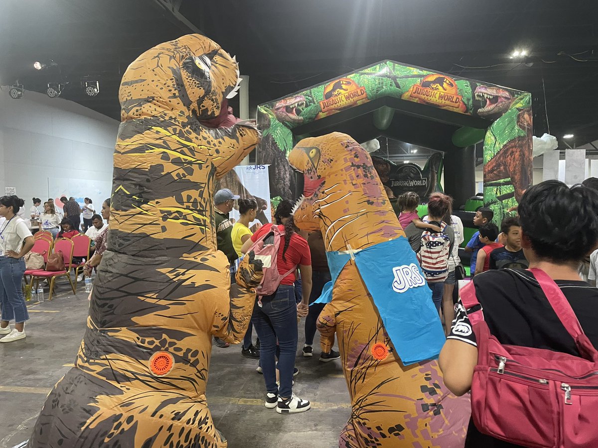 En Juarez para #worldrefugeeday <a href="/AcnurMexico/">ACNUR México</a> participamos en la Feria del Libro de <a href="/segegobchih/">Secretaría General de Gobierno Chihuahua</a> y la Secretaria de Cultura 🎭

Con un festival incluyendo una oferta gastronómica de las personas refugiadas en Juarez 🥘🍲🧉

Y aliados ONGs con varios modulos de actividades 🇺🇳🎲🧩