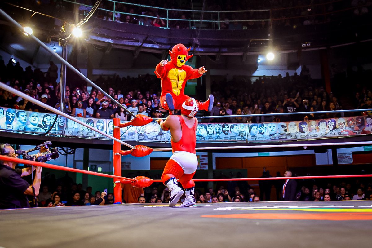 CMLL_OFICIAL's tweet photo. Los Micro Gemelos Diablo y el Micro Sagrado han sido derrotados en la primera batalla de la noche por Kemalito, Chamuel y Átomo. 

#SábadoDeColiseo 
📺 EN VIVO para miembros Leyenda: https://t.co/5P6Lo6oSLQ https://t.co/wug3VJLD3A