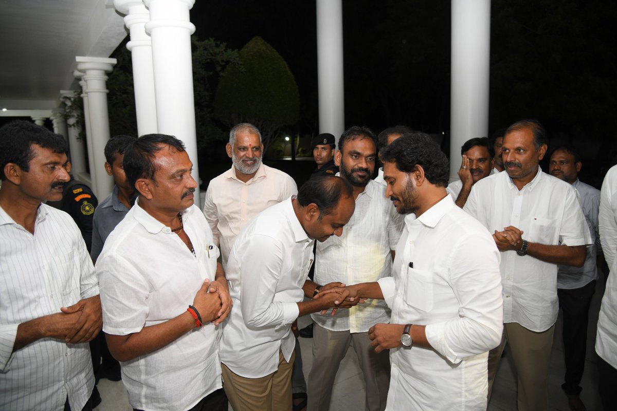 TEAMYSRCP4's tweet photo. వైయస్ఆర్ జిల్లా పులివెందుల పర్యటనకు వచ్చిన వైయస్ఆర్ సీపీ అధినేత వైయస్ జగనన్నతో యర్రగొండపాలెం ఎమ్మెల్యే తాటిపర్తి చంద్రశేఖర్ గారు

#YSJaganAgain #YSRCongressParty #tatiparthichandrasekhar #యర్రగొండపాలెం #tatiparthi #yarragondapalem #Yerragondapalem #pulivendula https://t.co/iD631VIiWf