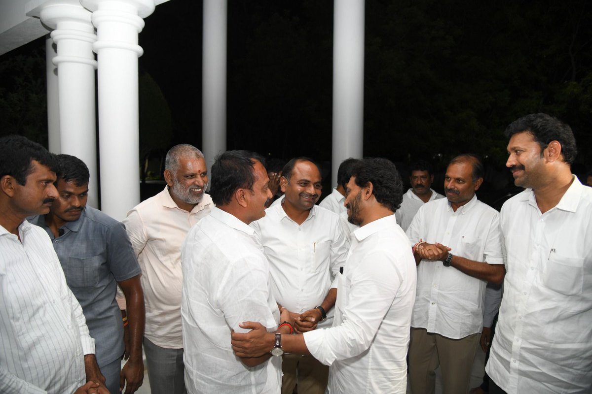 TEAMYSRCP4's tweet photo. వైయస్ఆర్ జిల్లా పులివెందుల పర్యటనకు వచ్చిన వైయస్ఆర్ సీపీ అధినేత వైయస్ జగనన్నతో యర్రగొండపాలెం ఎమ్మెల్యే తాటిపర్తి చంద్రశేఖర్ గారు

#YSJaganAgain #YSRCongressParty #tatiparthichandrasekhar #యర్రగొండపాలెం #tatiparthi #yarragondapalem #Yerragondapalem #pulivendula https://t.co/iD631VIiWf
