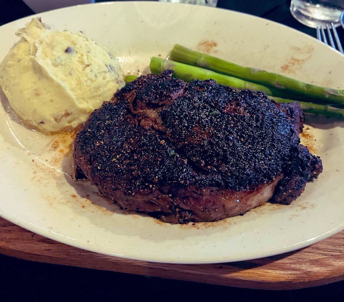 COACHJUICE_'s tweet photo. DONT LET THEM LIE TO YOU OUT THERE !! WE EAT BIG BOI MEALS !!! FOOD SCENE IS LEGIT TOO! #ITSSTILL🆙 WE DONT PLAY IN #LBK 🔴⚫️👆🏽🌵 https://t.co/PaDfIQ8yMt
