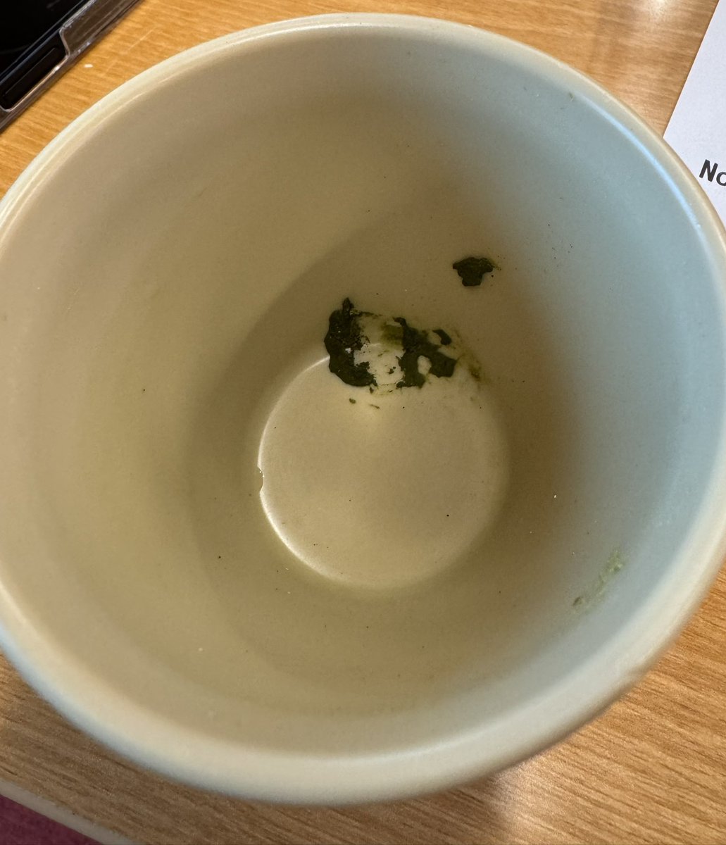 FX40964267's tweet photo. 久々スシロー来たらコップは洗えてないし、鉄火巻きは糸？毛のようなものがついてるし…
衛星管理大丈夫か？
#スシロー https://t.co/9eGSvqRAiL