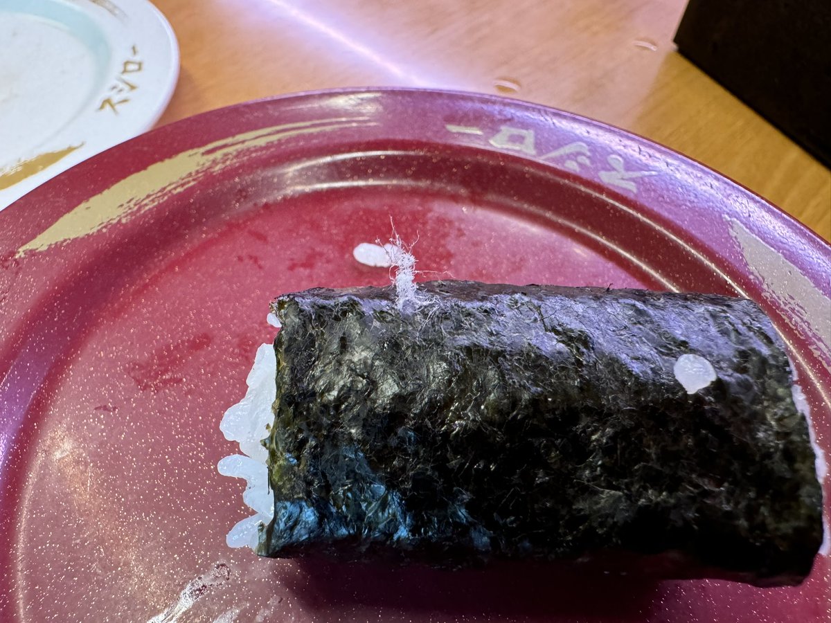 FX40964267's tweet photo. 久々スシロー来たらコップは洗えてないし、鉄火巻きは糸？毛のようなものがついてるし…
衛星管理大丈夫か？
#スシロー https://t.co/9eGSvqRAiL