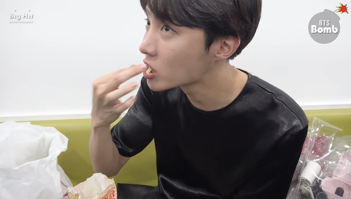 CoHobiiii's tweet photo. このポテト食べてるホソクが本当に好きでたまらん https://t.co/AS1CyLuPkB