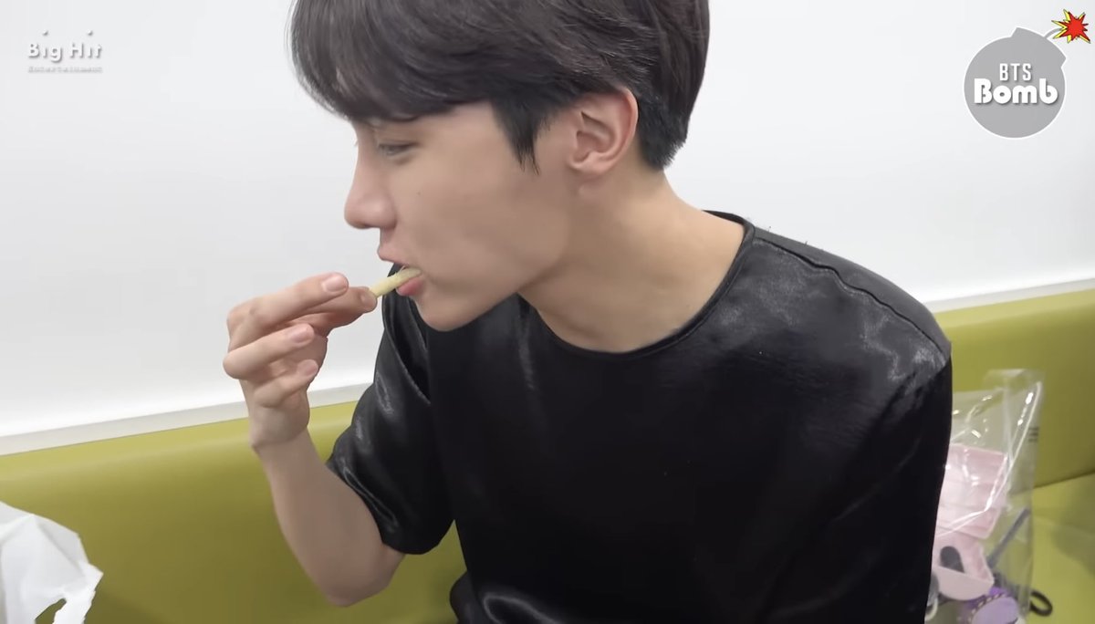 CoHobiiii's tweet photo. このポテト食べてるホソクが本当に好きでたまらん https://t.co/AS1CyLuPkB
