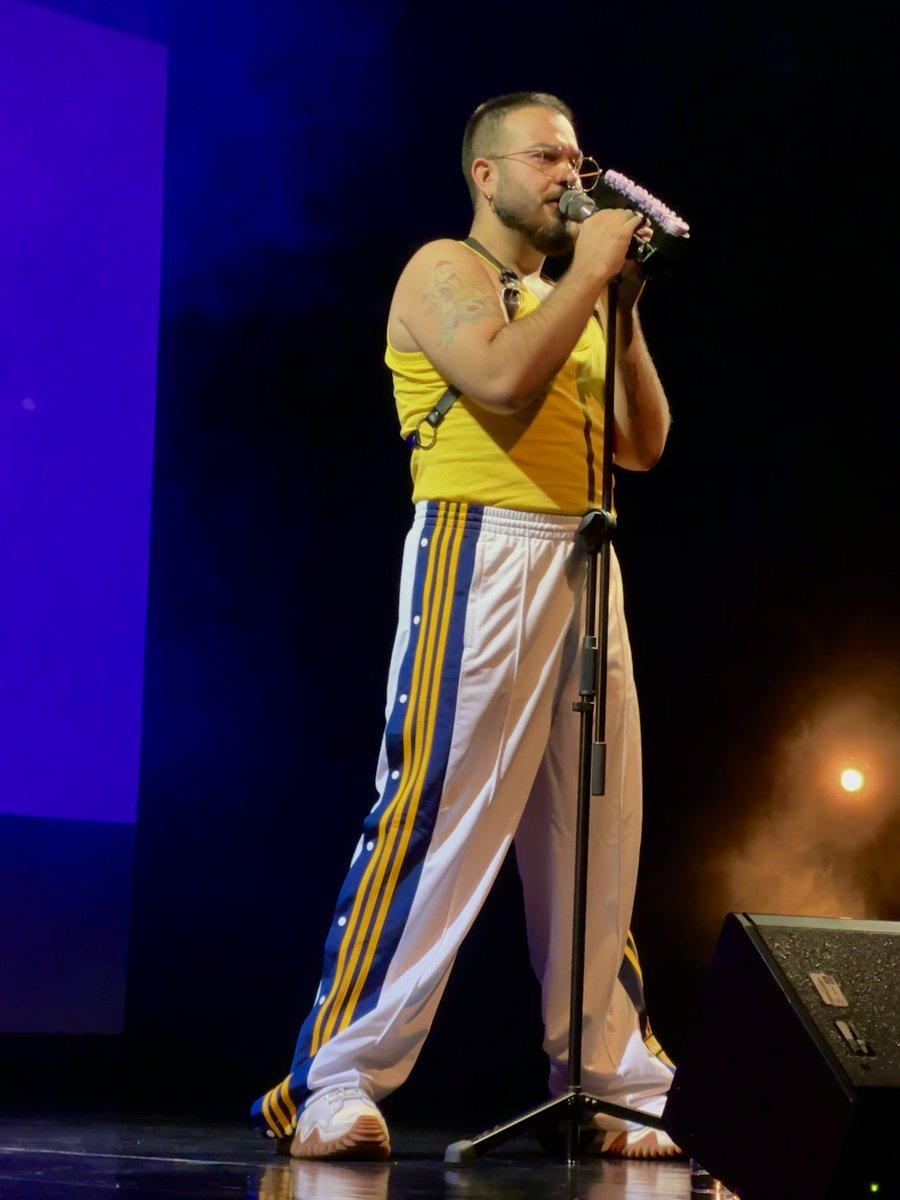 museodelchopo's tweet photo. Hubo mucho amor, desamor, baile y corazón en el concierto que @Barbacius ofreció en el Foro del dinosaurio 🫶🏼🎶🎤

#FIDS https://t.co/du5Dfs5v1g