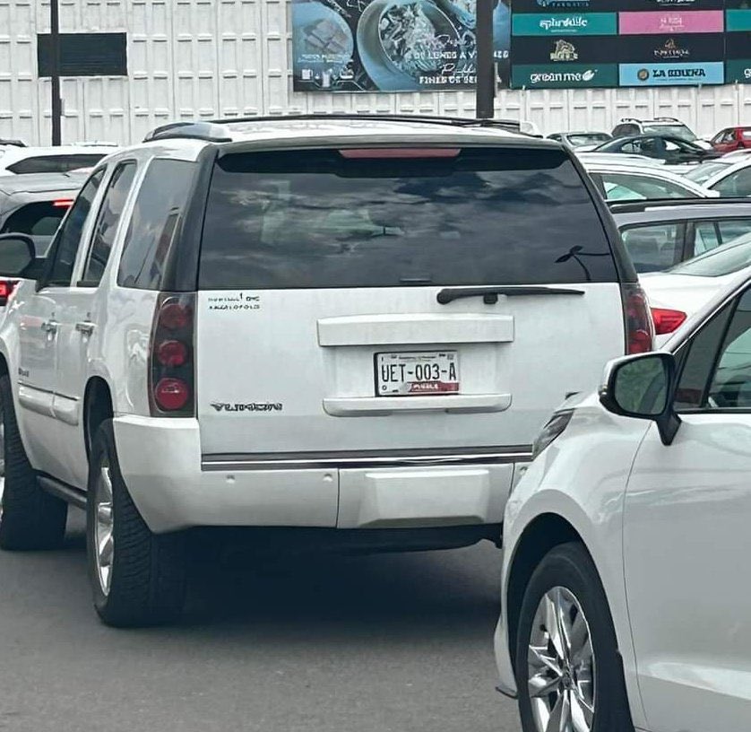 CapitalPueblaMx's tweet photo. En serio, ¿por qué son así? 😡

¡Qué poca! 💥💥💥 Ayúdanos a encontrar al dueño de la Explorer negra para informarle que la Yukon blanca fue la que chocó su defensa en el Costco. 

📷: @Hechizero_38 https://t.co/hmdeqsRPQz