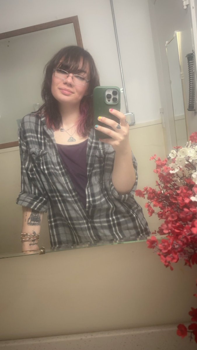 DarcieHexe's tweet photo. Obligatory bar bathroom selfie https://t.co/7BWG95ywVt