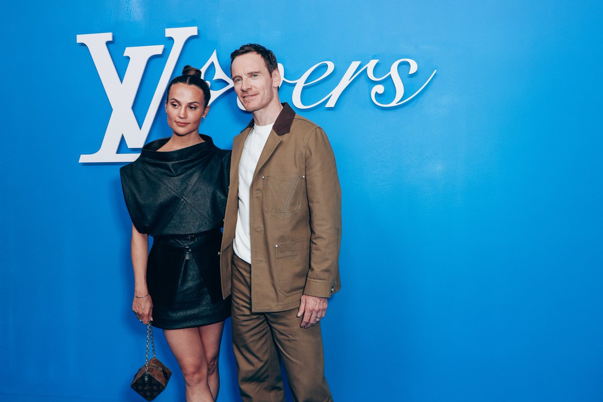 📸Alicia Vikander participa do desfile Louis Vuitton Menswear Primavera/Verão 2025 como parte da Paris Fashion Week em 18 de junho de 2024 em Paris, França.