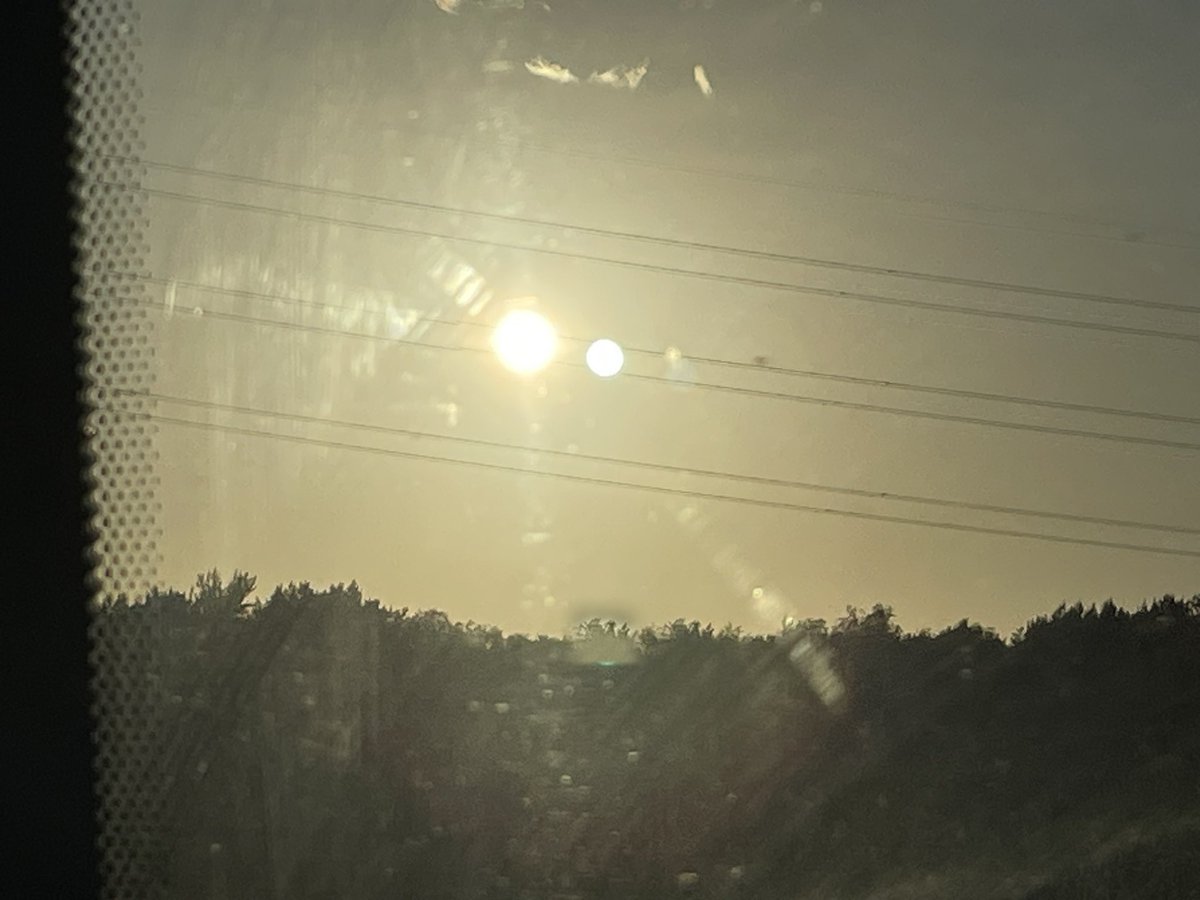 Mapooh's tweet image. This caught my eyes from the train tonight! Friends say it’s a light flair, but I’m convinced it’s the sun and moon. Any ideas?! #unexplained #uap #getthereintheend!