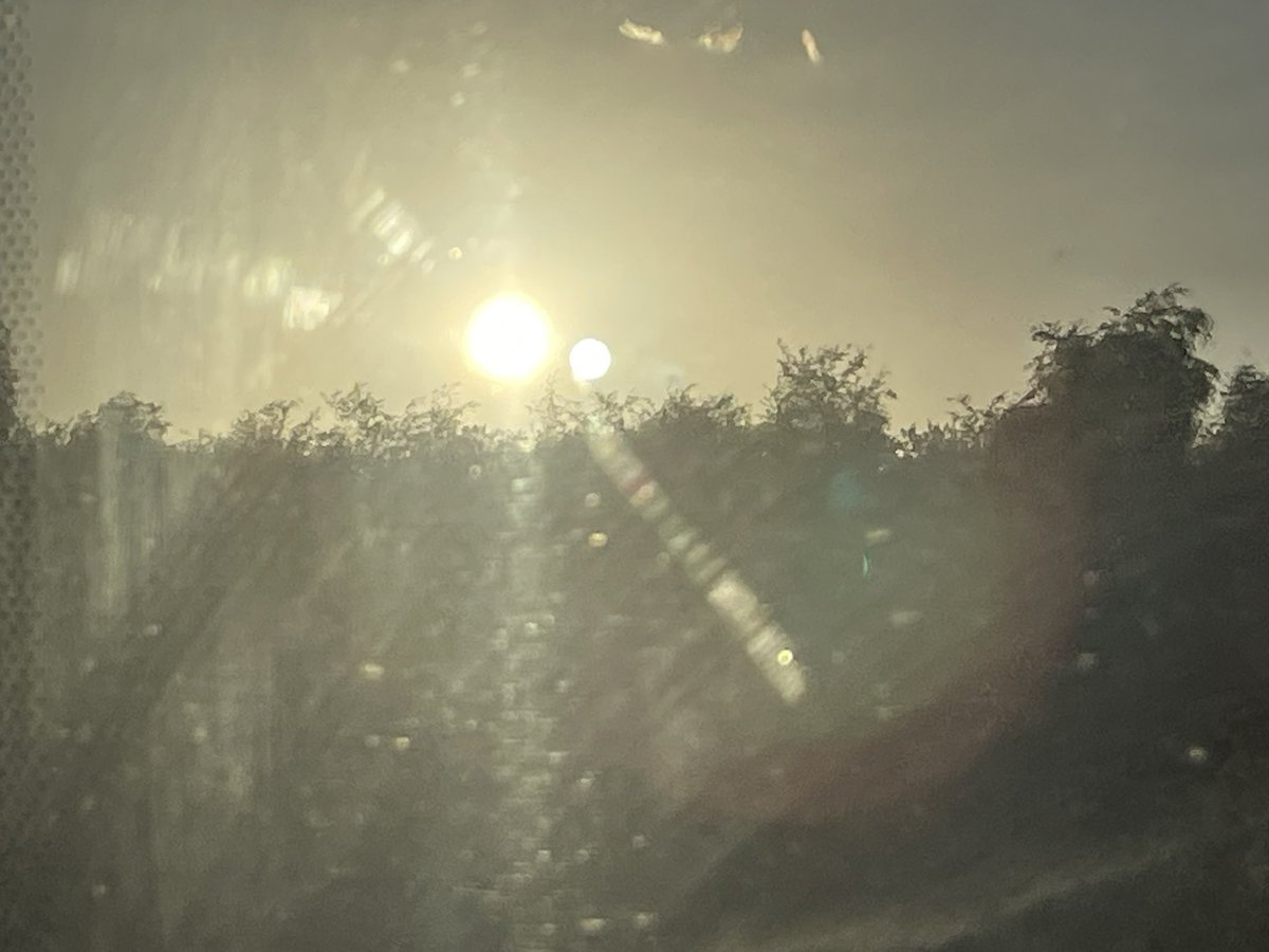 Mapooh's tweet image. This caught my eyes from the train tonight! Friends say it’s a light flair, but I’m convinced it’s the sun and moon. Any ideas?! #unexplained #uap #getthereintheend!