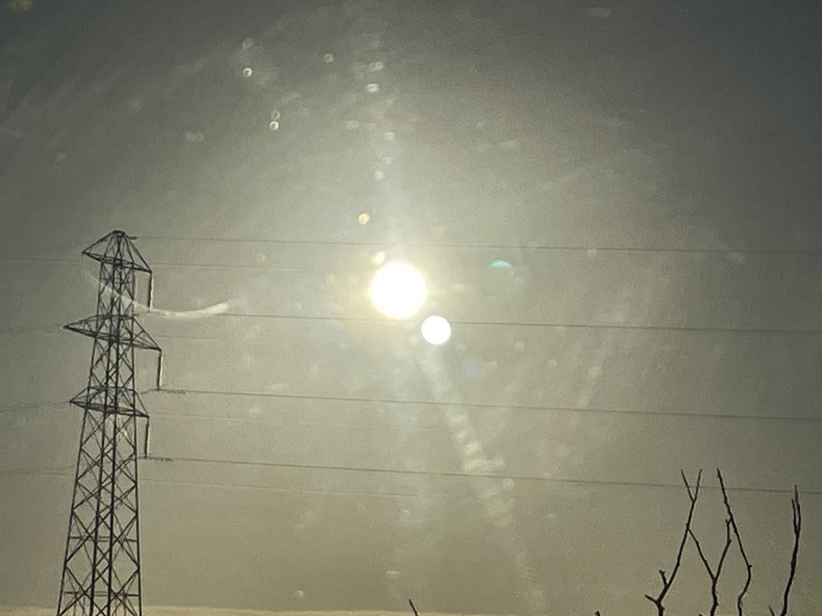 Mapooh's tweet image. This caught my eyes from the train tonight! Friends say it’s a light flair, but I’m convinced it’s the sun and moon. Any ideas?! #unexplained #uap #getthereintheend!