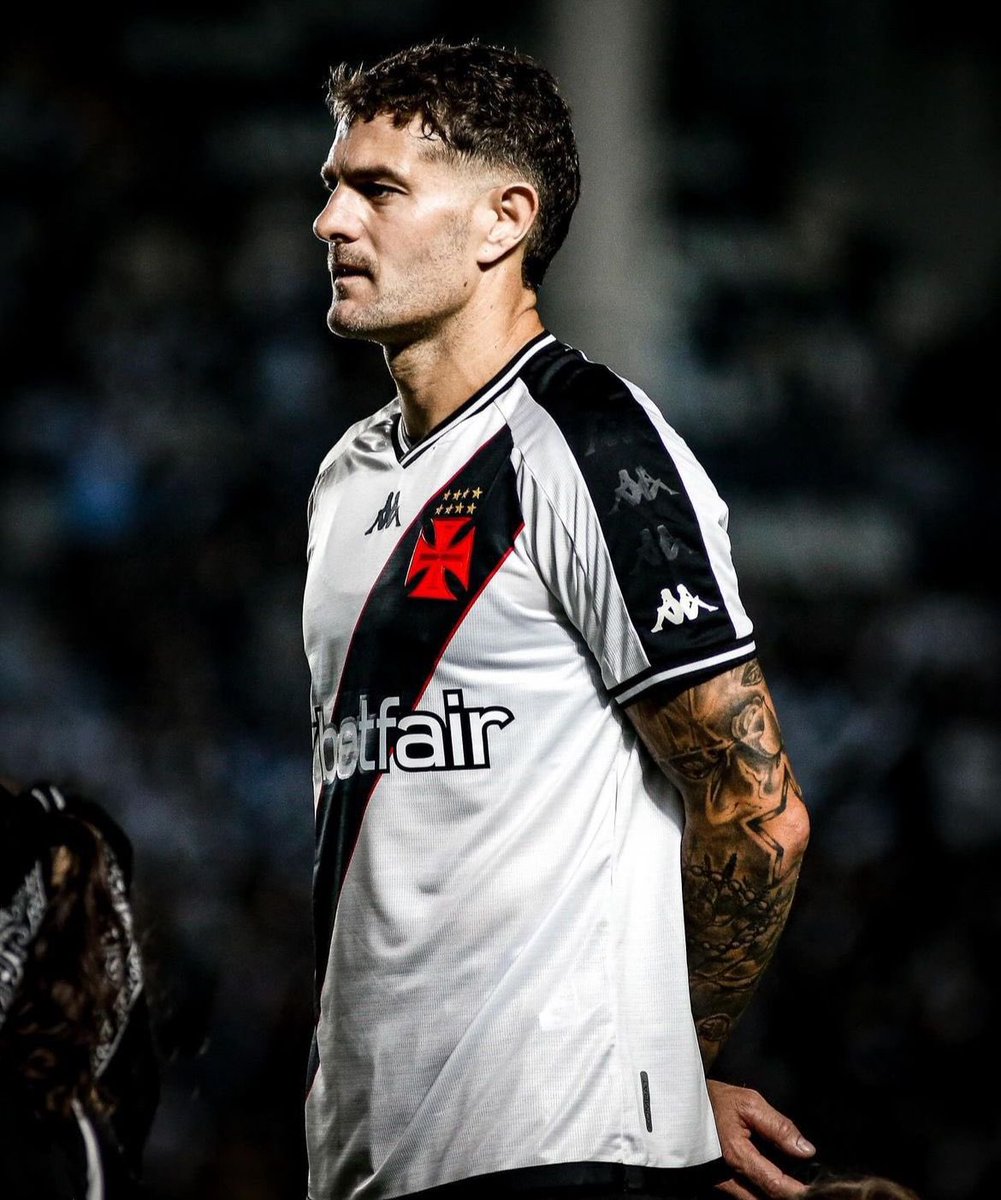 oalmirante_'s tweet photo. O verdadeiro capitão do Vasco da Gama! 

Jamais ousem tirar a braçadeira desse homem. https://t.co/x0CexP77V9