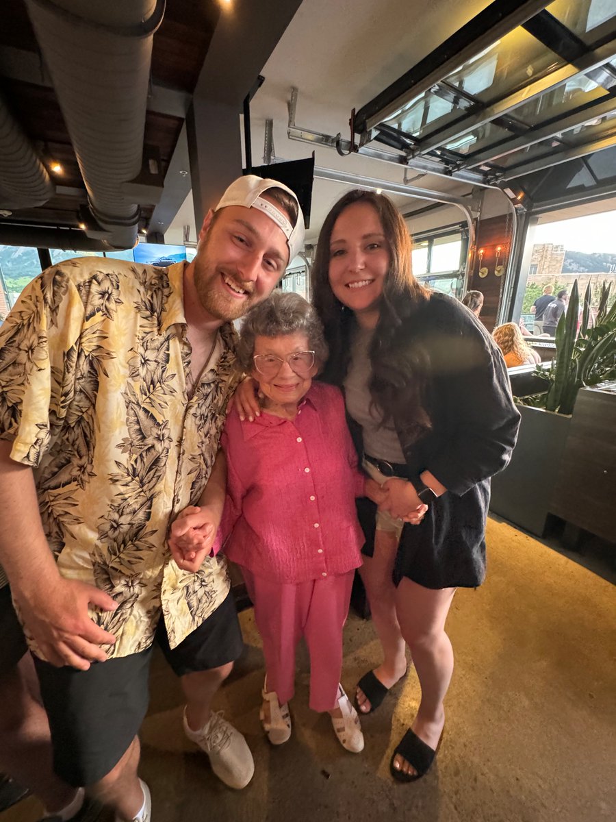 lauralevyCO's tweet photo. Dinner with the queen…. https://t.co/XQhtJ4UduP