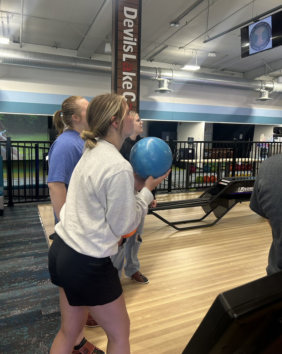 LRSCWHky's tweet image. Camp day 2‼️🦁 A great day full of activities at Dockside, ice time, and dinner at Lakeside!#Royalshockey