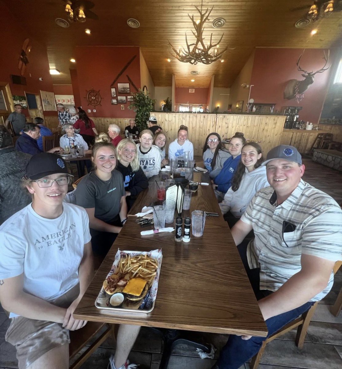 LRSCWHky's tweet image. Camp day 2‼️🦁 A great day full of activities at Dockside, ice time, and dinner at Lakeside!#Royalshockey